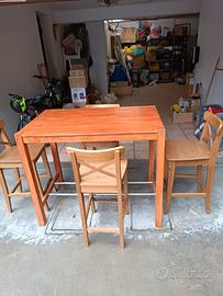 tavolo alto con sgabelli 