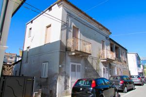 Fabbricato con giardino tutto indipendente