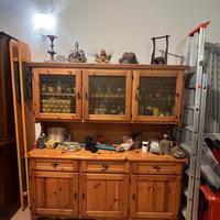 Credenza in legno massello con vetrina
