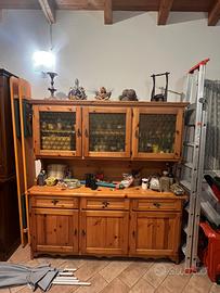 Credenza in legno massello con vetrina