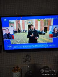 televisore  LCD anno 2019  32 pollici . 