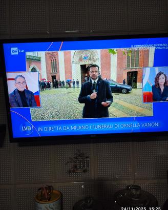 televisore  LCD anno 2019  32 pollici . 