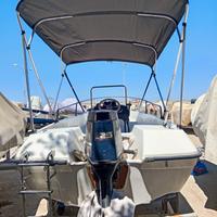 Barca più motore più carello