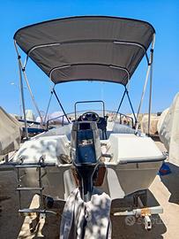 Barca più motore più carello