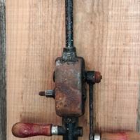 antico trapano a manovella 