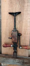 antico trapano a manovella 
