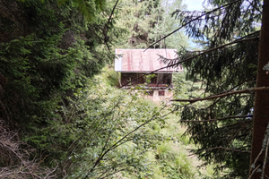 Fienile e terreno boschivo