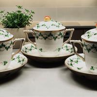 Set di tre tazze con piattino