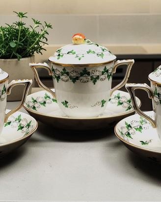 Set di tre tazze con piattino