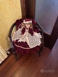 Bambola in ceramica con poltroncina