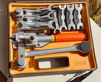 kit piegatubi manuale River