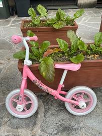 Bici rosa senza pedali