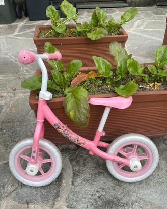 Bici rosa senza pedali