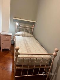 Letto in ferro battuto, doghe di legno e materasso