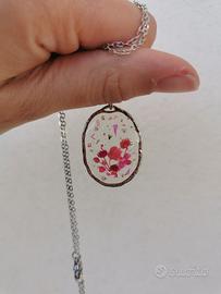 Collana con ciondolo in resina e fiori veri rosa