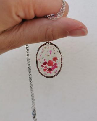 Collana con ciondolo in resina e fiori veri rosa