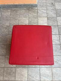 Poltrona/pouf rosso con gambe in metallo