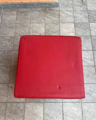 Poltrona/pouf rosso con gambe in metallo