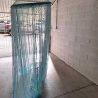 Zanzariera per letto di colore azzurro