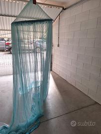 Zanzariera per letto di colore azzurro