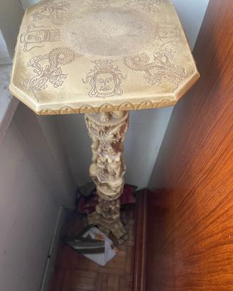 Colonna portafiori intagliata