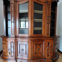 MOBILE DI LEGNO IN STILE