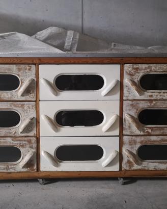 Mobile vintage con cassetti