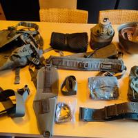 Dotazione militare. Zainetto, fondina, elmetto ecc