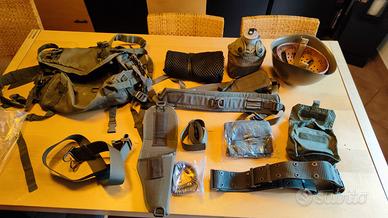 Dotazione militare. Zainetto, fondina, elmetto ecc