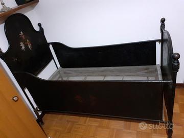Letto per bambini antico 