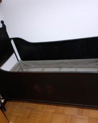 Letto per bambini antico 