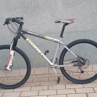 Bici  top marca Giant  27 velocita cond.perfette 
