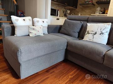 Divano letto tre posti con pouf