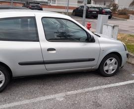 RENAULT Clio - 2004