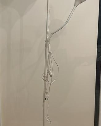 Piantana IKEA bianca cin lucevlettura orientabile