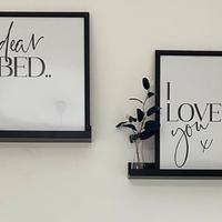 Mensole vasi quadri e copri cuscini.