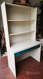 scrivania con libreria