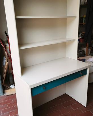 scrivania con libreria