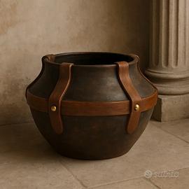 Vaso in pietra lavica delle Filippine decorato