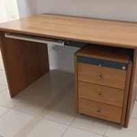 Scrivania in legno con cassettiera su ruote