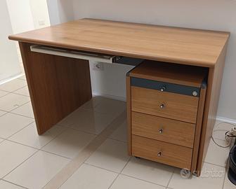 Scrivania in legno con cassettiera su ruote