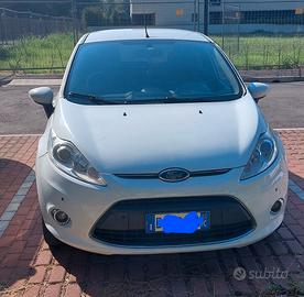 Automobile Ford Fiesta 1200 Titanium 5P E5