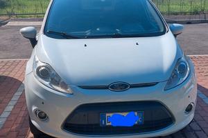 Automobile Ford Fiesta 1200 Titanium 5P E5