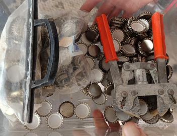 Tappi e applicatore e tappi sughero