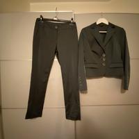 Tailleur con pantalone grigio