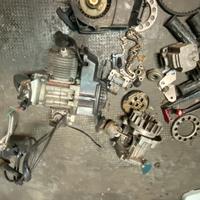 2 motori minimoto e vari pezzi