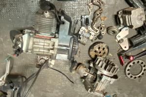 2 motori minimoto e vari pezzi
