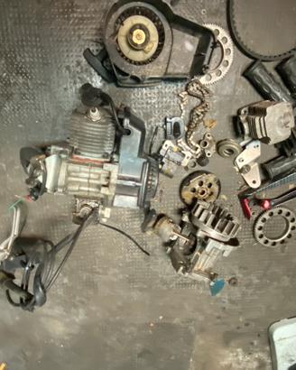 2 motori minimoto e vari pezzi