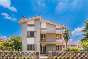 Casa indipendente con giardino