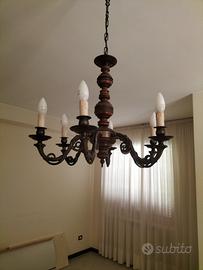 Lampadario classico a 6 luci in legno e metallo. 